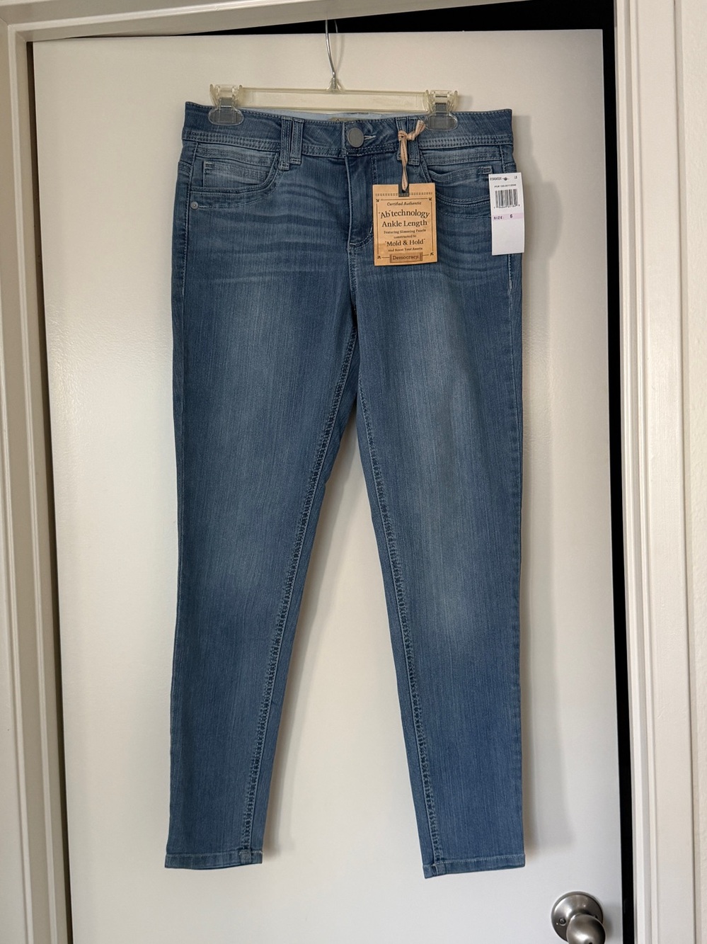 *NWT* Democracy | Women's Light Blue "Ab"technology Ankle Length Jeans | Size 6